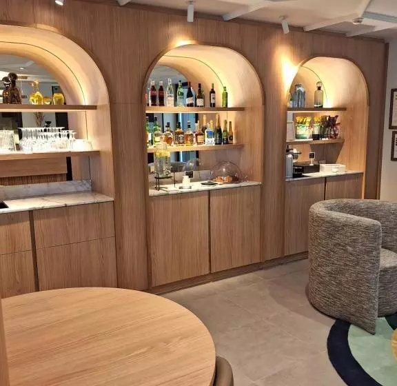 هتل Mercure Paris Arc De Triomphe Wagram