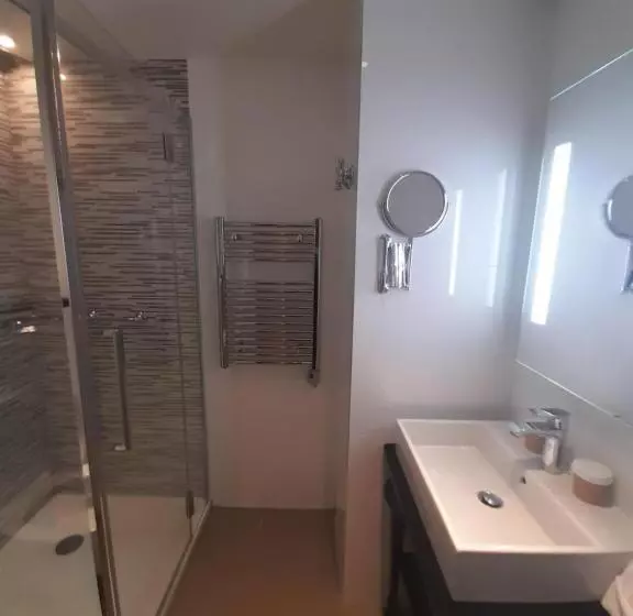 هتل Mercure Paris Arc De Triomphe Wagram