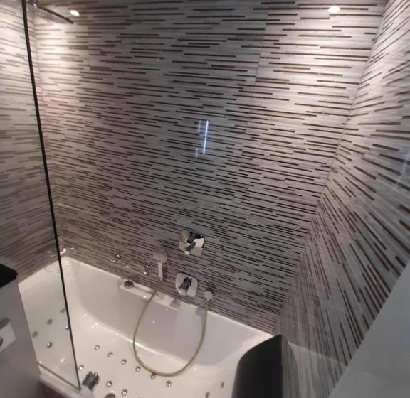 هتل Mercure Paris Arc De Triomphe Wagram