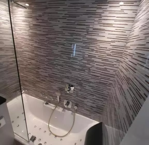 هتل Mercure Paris Arc De Triomphe Wagram