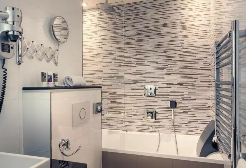 هتل Mercure Paris Arc De Triomphe Wagram