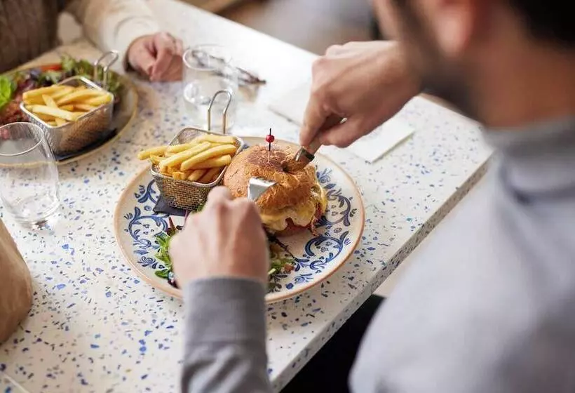 Отель Restaurant Isidore Nice Ouest