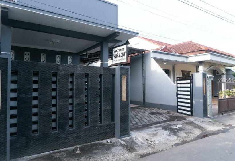 בית מלון כפרי Oyo 3227 Kost Putri Harmony