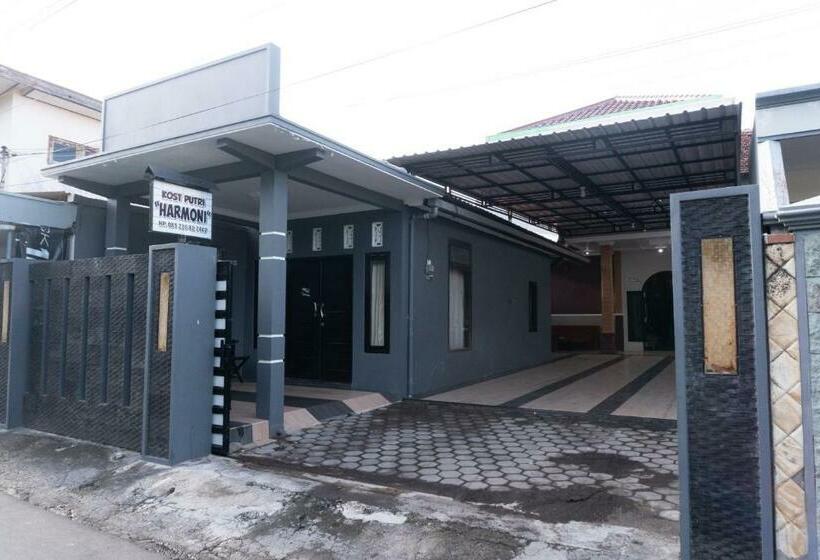 בית מלון כפרי Oyo 3227 Kost Putri Harmony