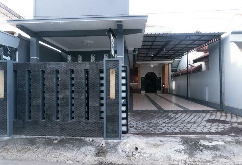 בית מלון כפרי Oyo 3227 Kost Putri Harmony