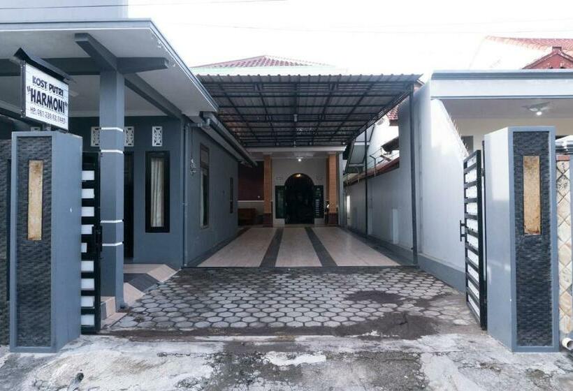 בית מלון כפרי Oyo 3227 Kost Putri Harmony