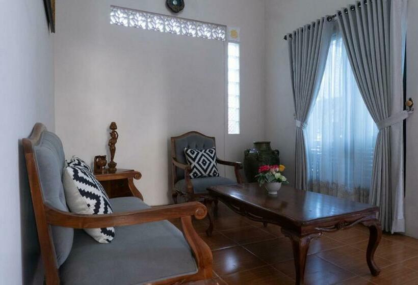 בית מלון כפרי Oyo 3227 Kost Putri Harmony