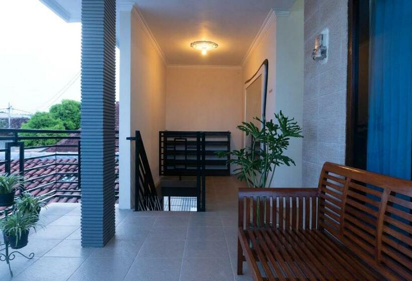 בית מלון כפרי Oyo 3227 Kost Putri Harmony