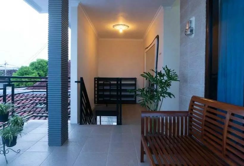 ホテル Oyo 3227 Kost Putri Harmony