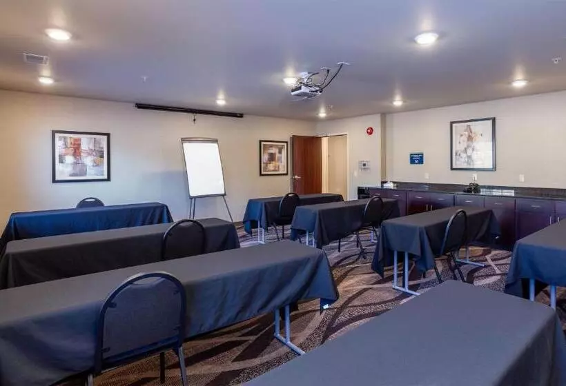 Hotelli Cobblestone Inn & Suites  Brookville