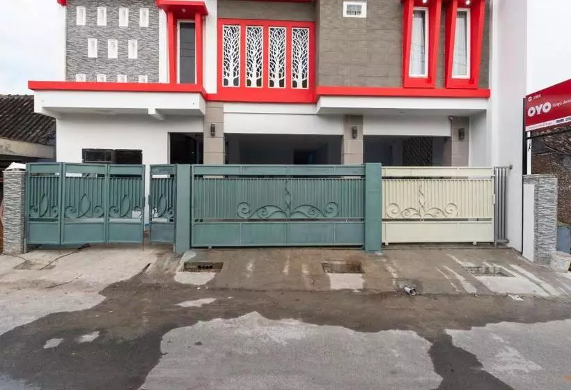 Hotelli Reddoorz Near Stadion Wilis Madiun