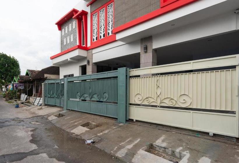 Hotelli Reddoorz Near Stadion Wilis Madiun