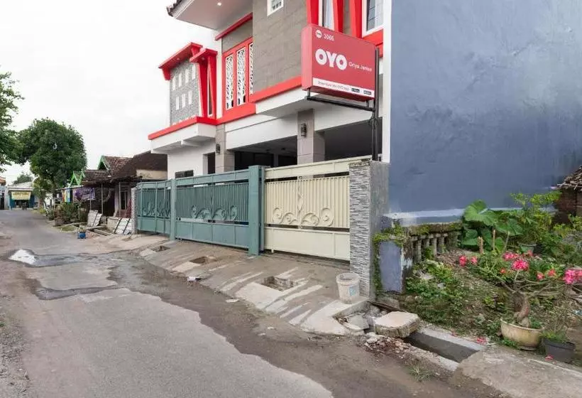 Hotelli Reddoorz Near Stadion Wilis Madiun