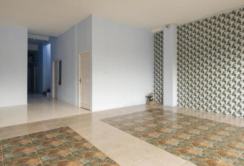 Hotelli Reddoorz Near Stadion Wilis Madiun