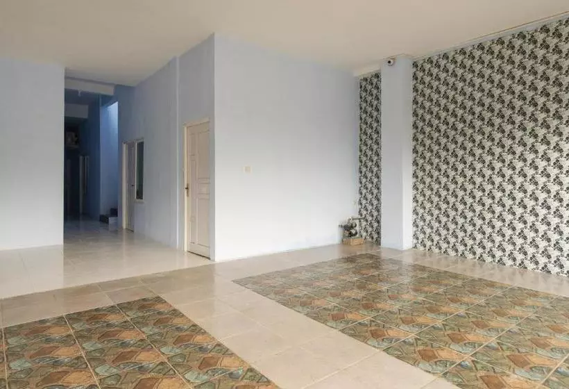 Hotelli Reddoorz Near Stadion Wilis Madiun