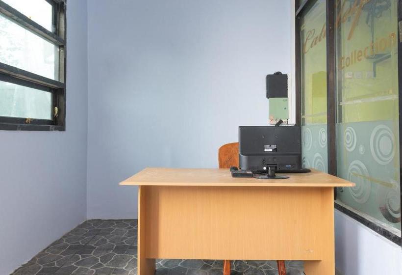 Hotelli Reddoorz Near Stadion Wilis Madiun