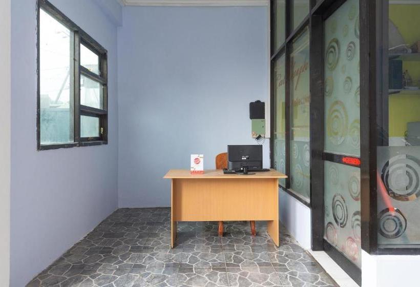 Hotelli Reddoorz Near Stadion Wilis Madiun