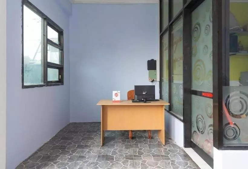 Hotelli Reddoorz Near Stadion Wilis Madiun