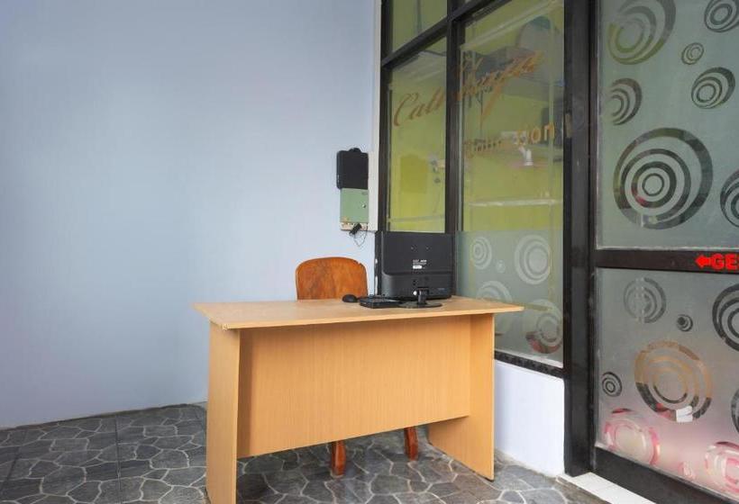 Hotelli Reddoorz Near Stadion Wilis Madiun