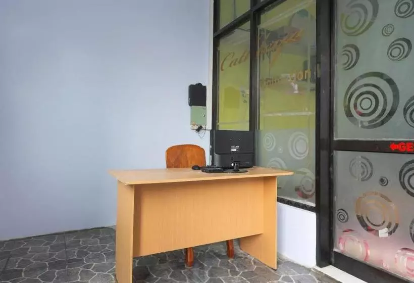 Hotelli Reddoorz Near Stadion Wilis Madiun