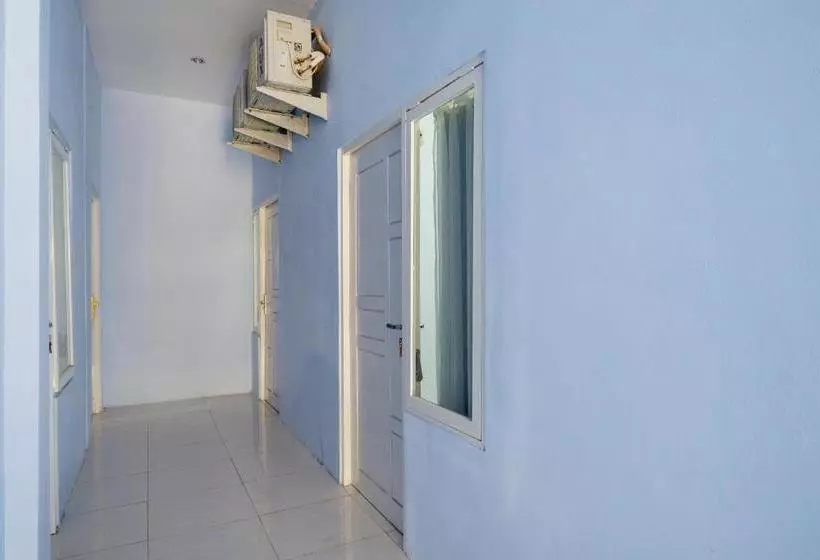 Hotelli Reddoorz Near Stadion Wilis Madiun