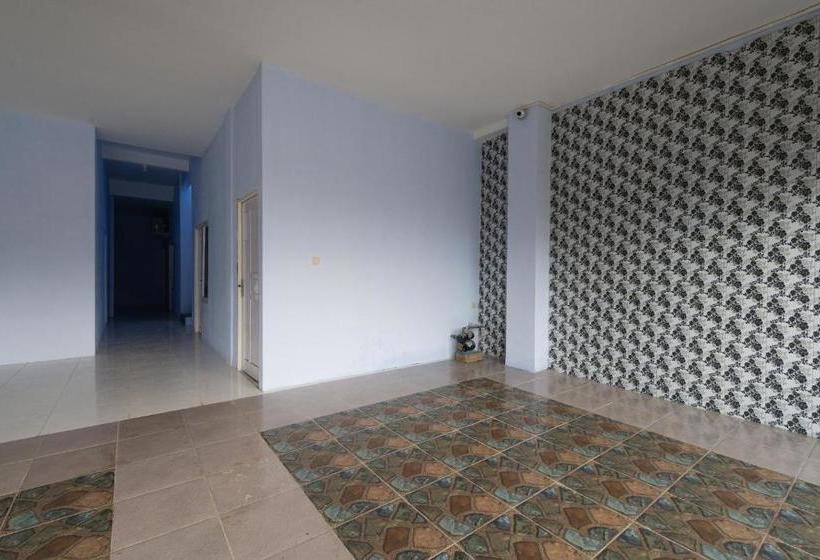 Hotelli Reddoorz Near Stadion Wilis Madiun