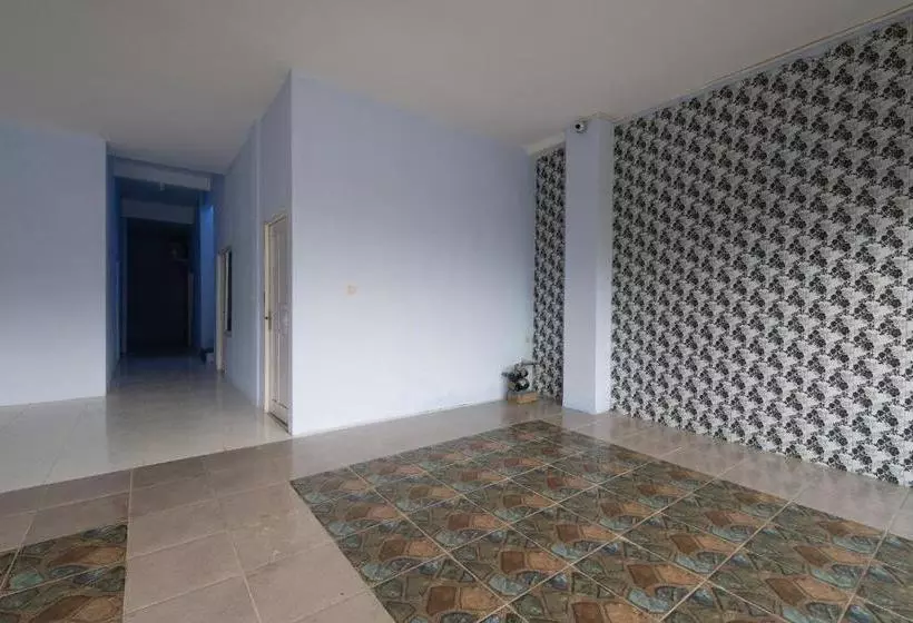 Hotelli Reddoorz Near Stadion Wilis Madiun