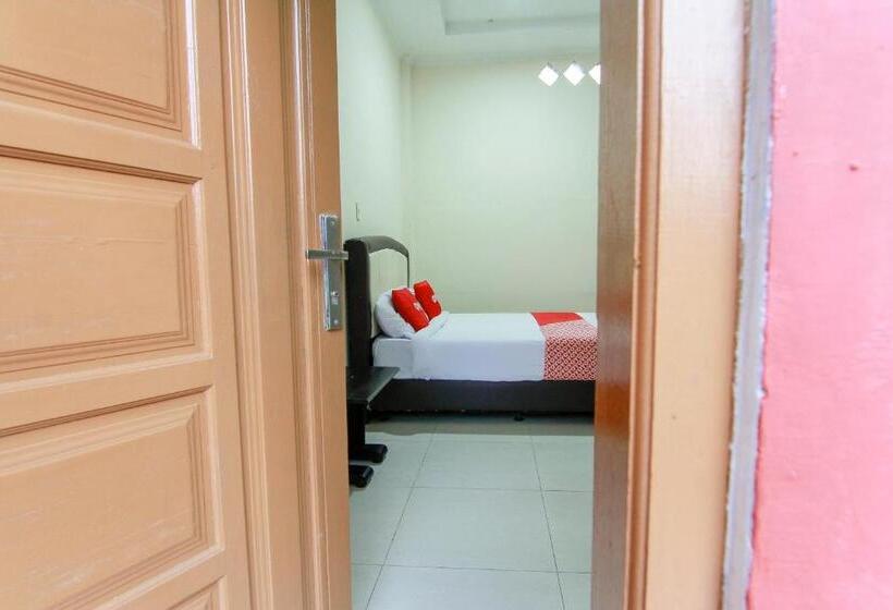 בית מלון כפרי Oyo 3334 Ratu Residence