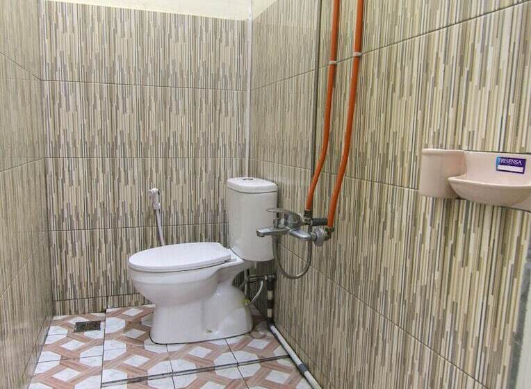 בית מלון כפרי Oyo 3334 Ratu Residence