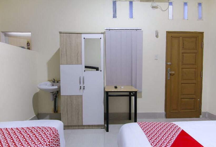 בית מלון כפרי Oyo 3334 Ratu Residence