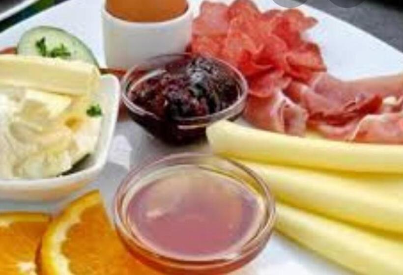 تختخواب و صبحانه Crystal Lights