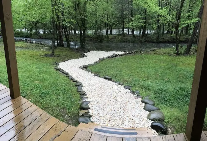 Amazing River Retreat, 3 Bedrooms, On The River, Pool Table, Sleeps 8