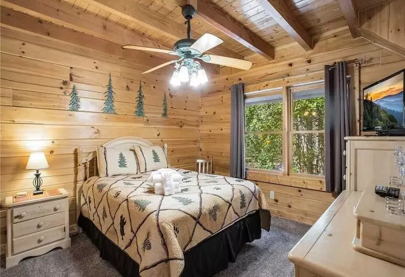 Amazing River Retreat, 3 Bedrooms, On The River, Pool Table, Sleeps 8