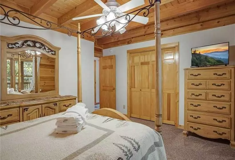 Amazing River Retreat, 3 Bedrooms, On The River, Pool Table, Sleeps 8