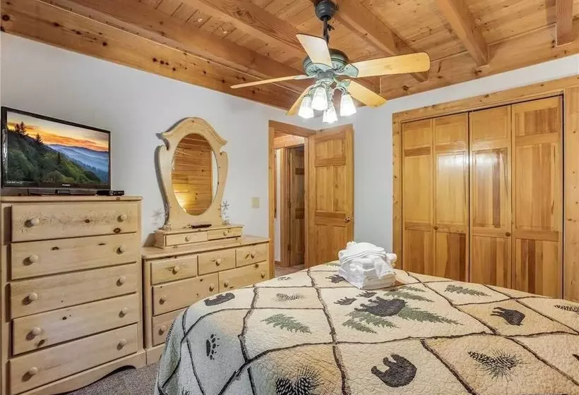 Amazing River Retreat, 3 Bedrooms, On The River, Pool Table, Sleeps 8