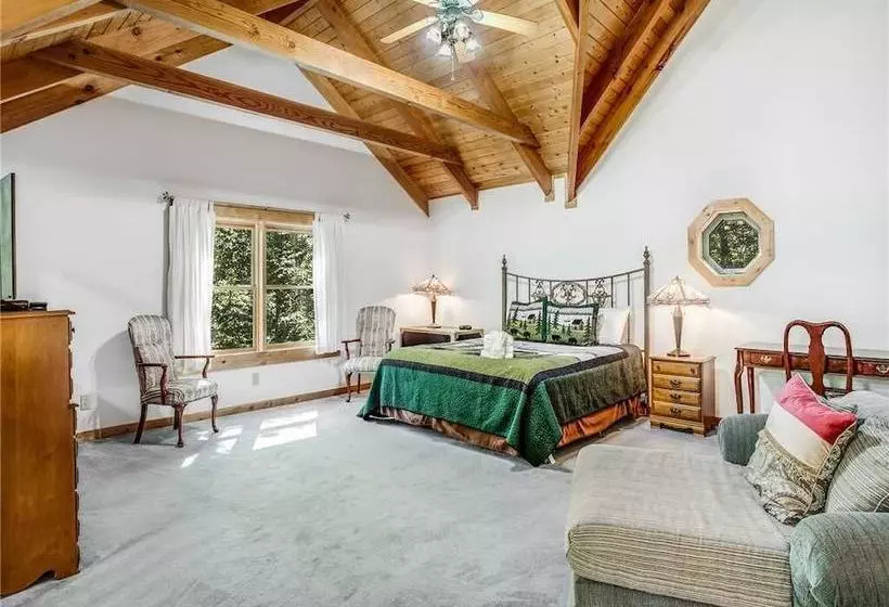 Amazing River Retreat, 3 Bedrooms, On The River, Pool Table, Sleeps 8