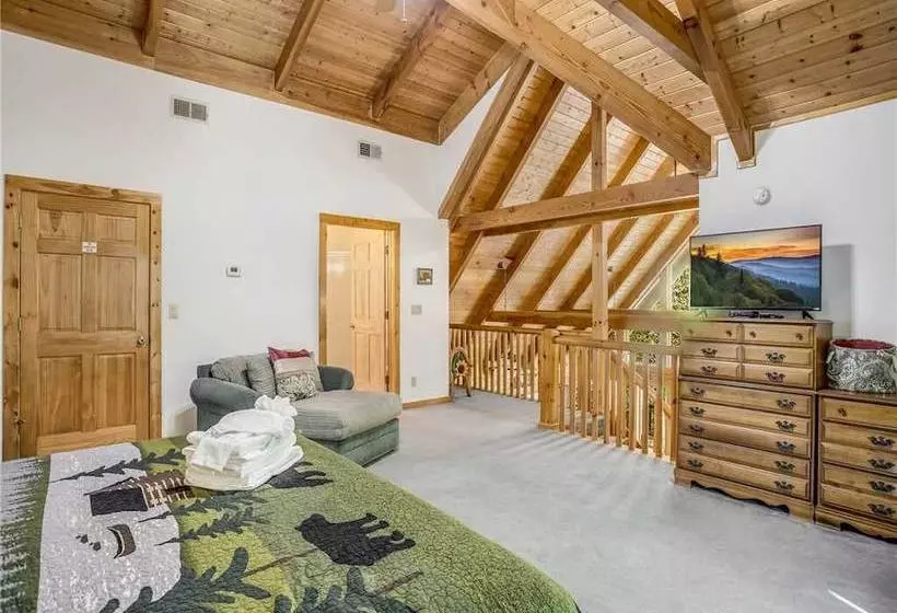 Amazing River Retreat, 3 Bedrooms, On The River, Pool Table, Sleeps 8