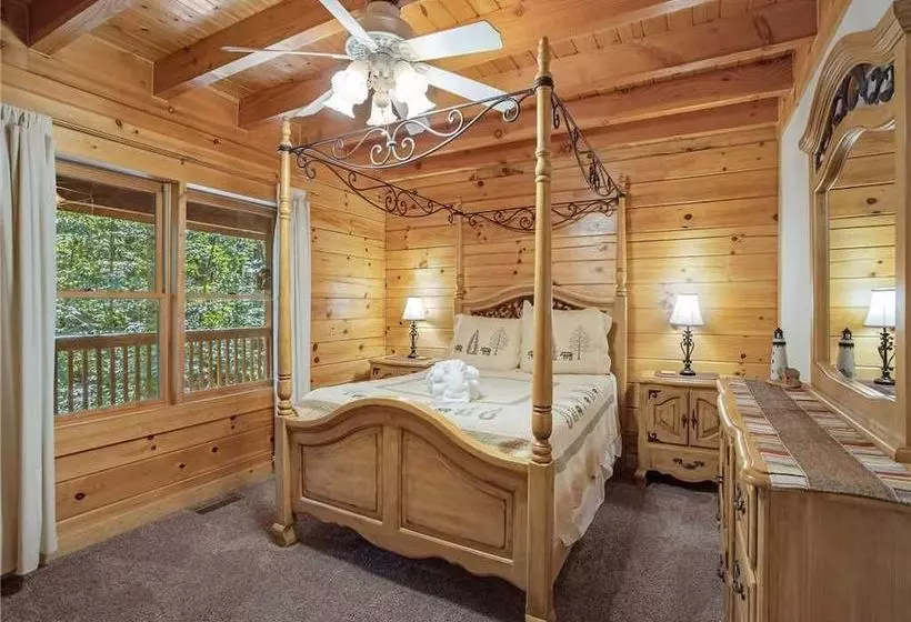 Amazing River Retreat, 3 Bedrooms, On The River, Pool Table, Sleeps 8