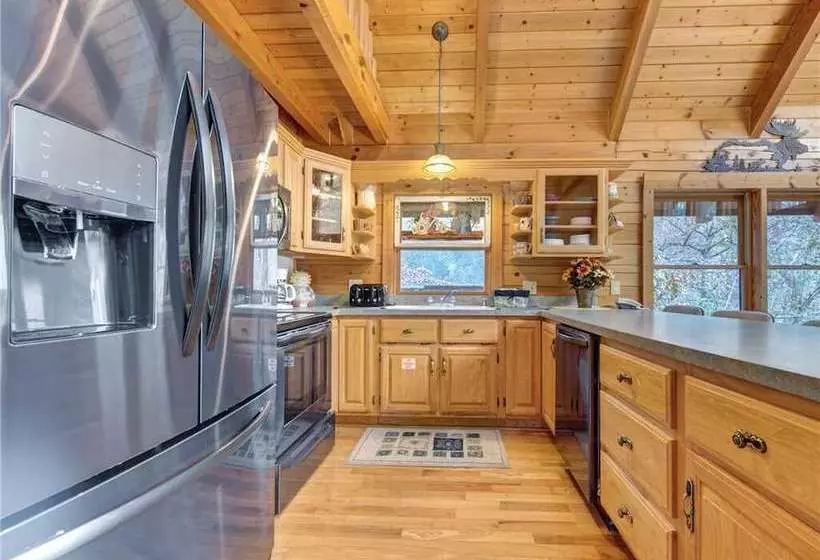 Amazing River Retreat, 3 Bedrooms, On The River, Pool Table, Sleeps 8