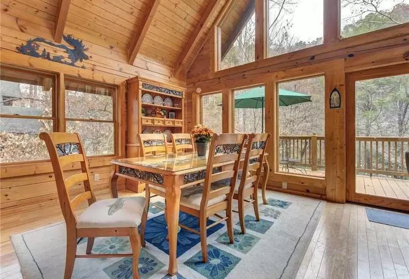 Amazing River Retreat, 3 Bedrooms, On The River, Pool Table, Sleeps 8