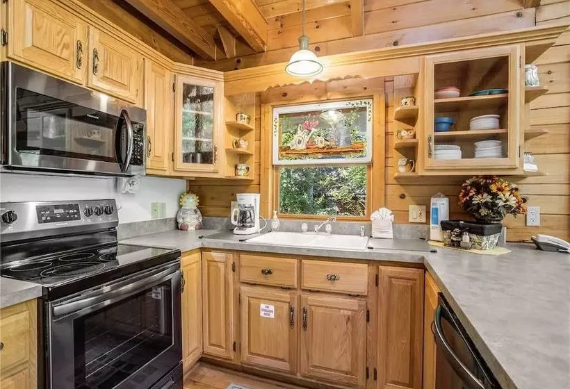 Amazing River Retreat, 3 Bedrooms, On The River, Pool Table, Sleeps 8