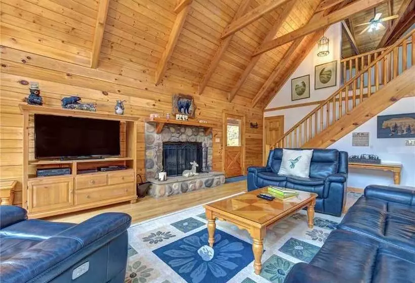 Amazing River Retreat, 3 Bedrooms, On The River, Pool Table, Sleeps 8