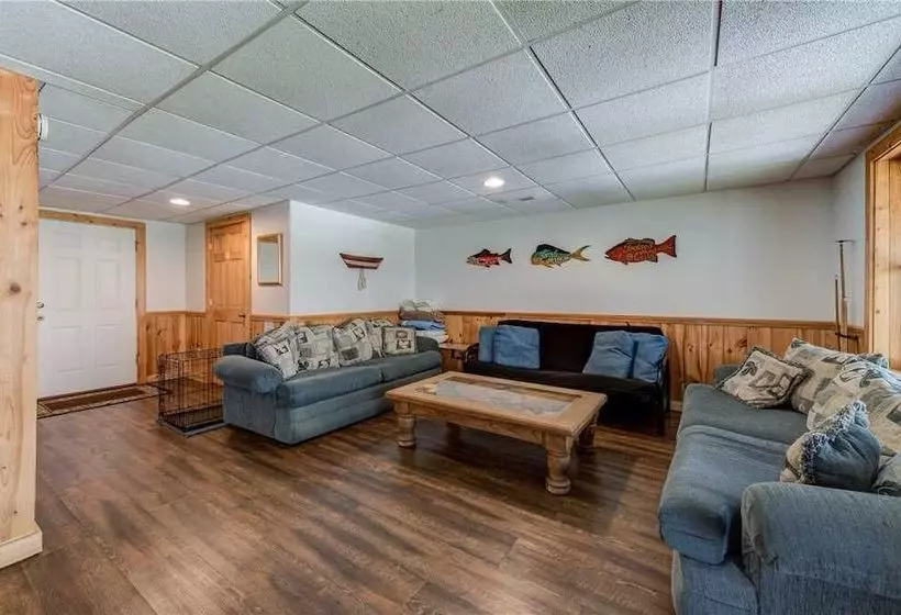 Amazing River Retreat, 3 Bedrooms, On The River, Pool Table, Sleeps 8
