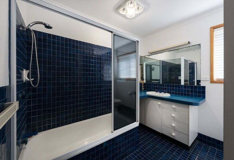 A Beach Break 1/90 Lorikeet Drive