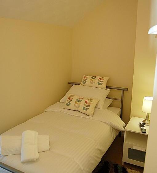 مبيت وإفطار Saint Cadfans Lodge