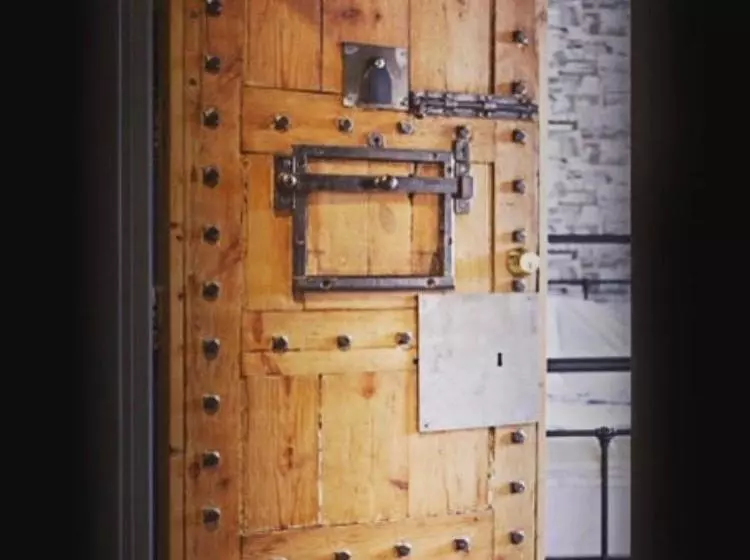 هاستل The Black Hole