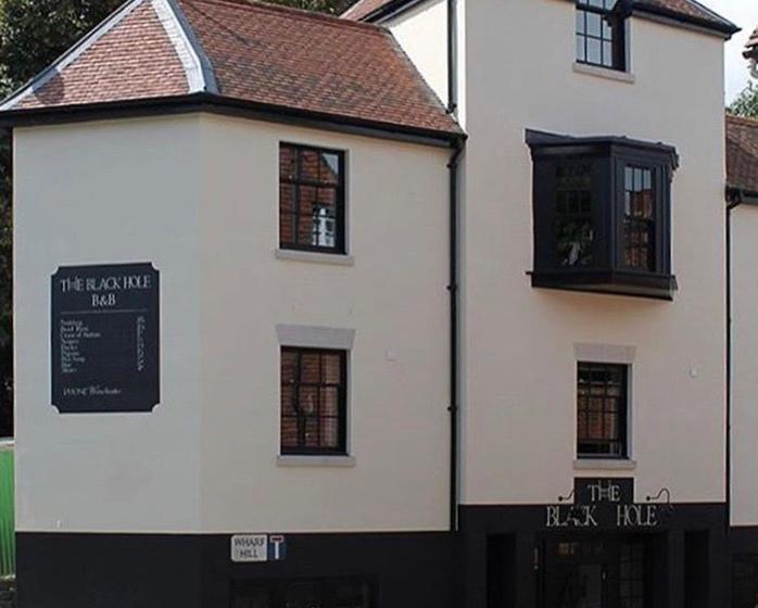 ユースホステル The Black Hole