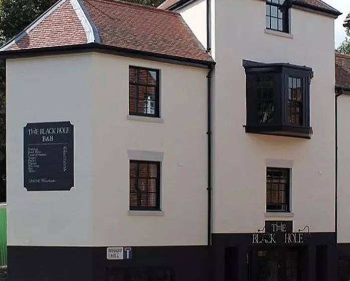 هاستل The Black Hole