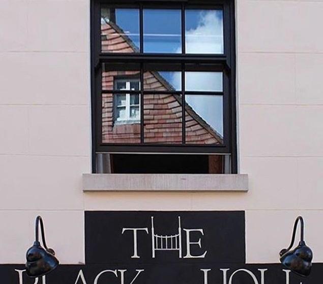 ユースホステル The Black Hole