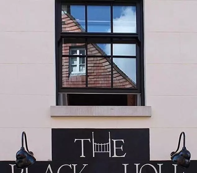 هاستل The Black Hole